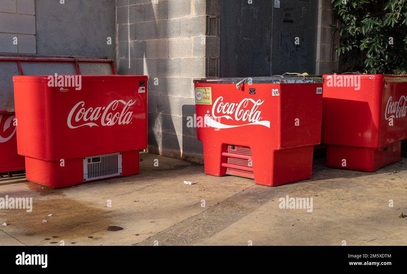 Felanitx, Espagne; décembre 30 2022: Glacières de bar industriel avec le logo de la marque internationale de boissons non alcoolisées Coca Cola, à l'extérieur par une journée ensoleillée Banque D'Images