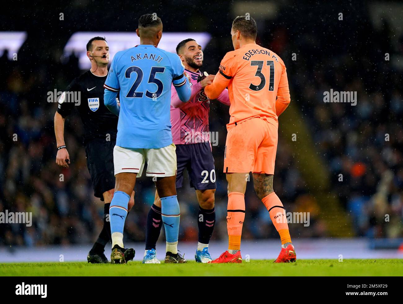 Neal Maupay d'Everton échange des mots avec Ederson, gardien de but de Manchester City, lors du match de la Premier League au Etihad Stadium de Manchester. Date de la photo: Samedi 31 décembre 2022. Banque D'Images