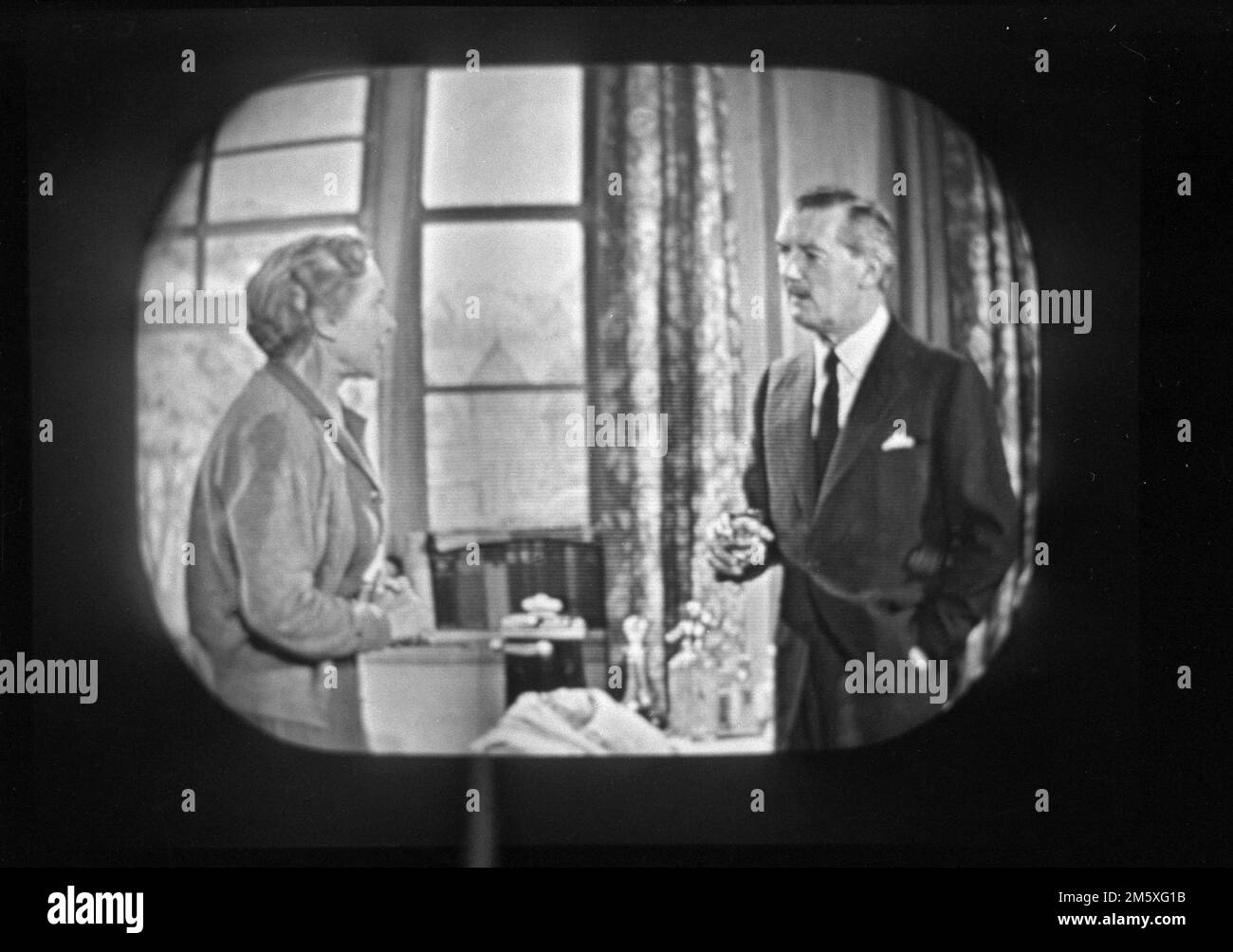 Années 1950, historique, sur un écran de télévision de l'époque, un homme et une femme agissant dans une pièce diffusée sur BBC Television, Angleterre, Royaume-Uni. Banque D'Images