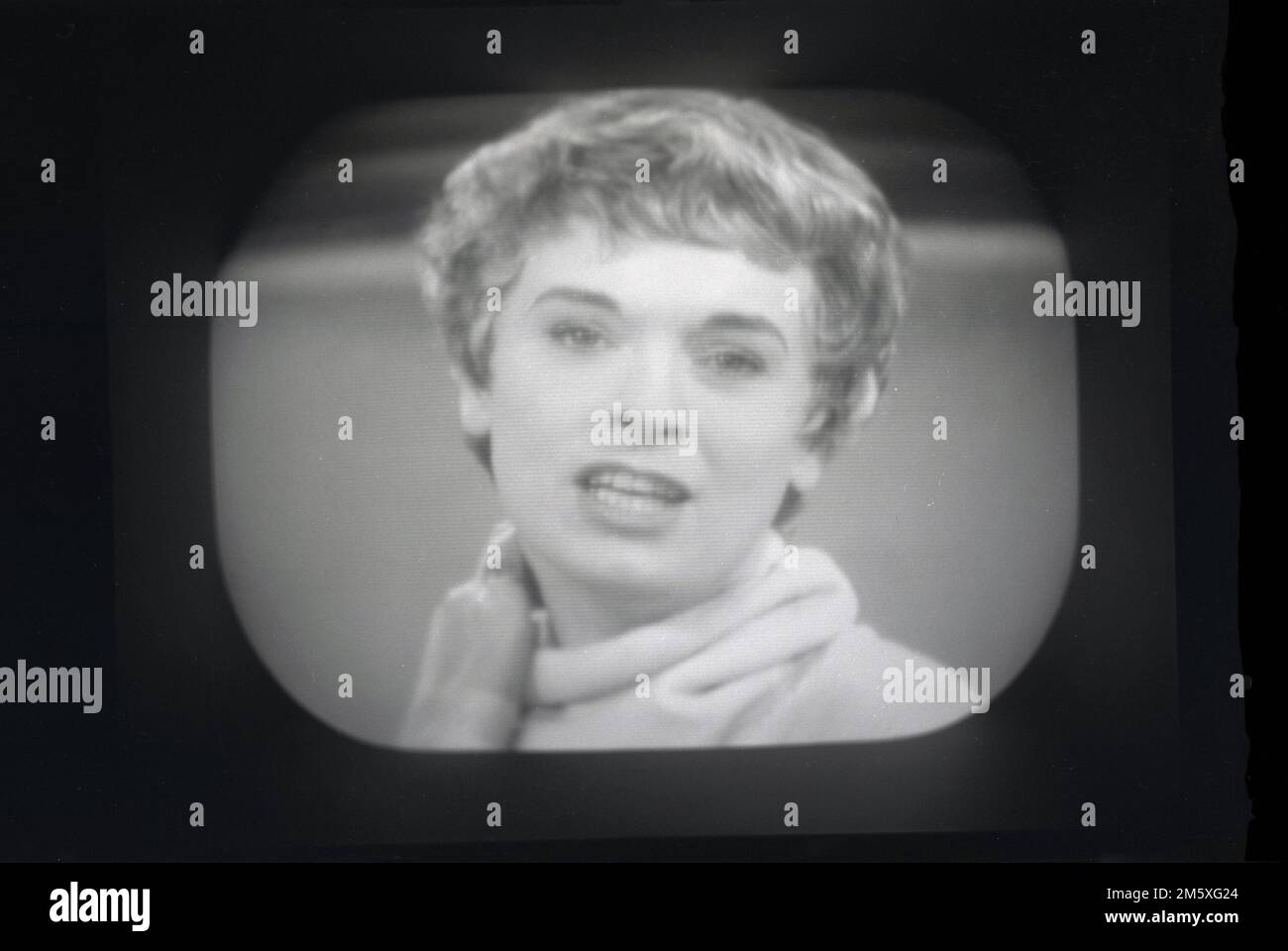 1957, historique, la chanteuse et actrice Tonia Bern sur un programme télévisé de la BBC de l'époque, le Benny Hill Show. Née en Belgique sous le nom d'Antoinette Marie Bern, elle a étudié la musique et la musique à un jeune âge, apparaissant à Paris à seulement 16 ans. Une femme glamour et attirante, au milieu de la cinquantaine, elle a été à la télévision et dans les films et en 1958 a épousé Donald Campbell, le pilote légendaire de la vedette Bluebird et le seul homme à briser le monde, la terre et les records de vitesse de l'eau dans la même année. Campbell est mort dans une tentative sur le record mondial de vitesse de l'eau à Coniston Water, Cumbria en 1967. Banque D'Images