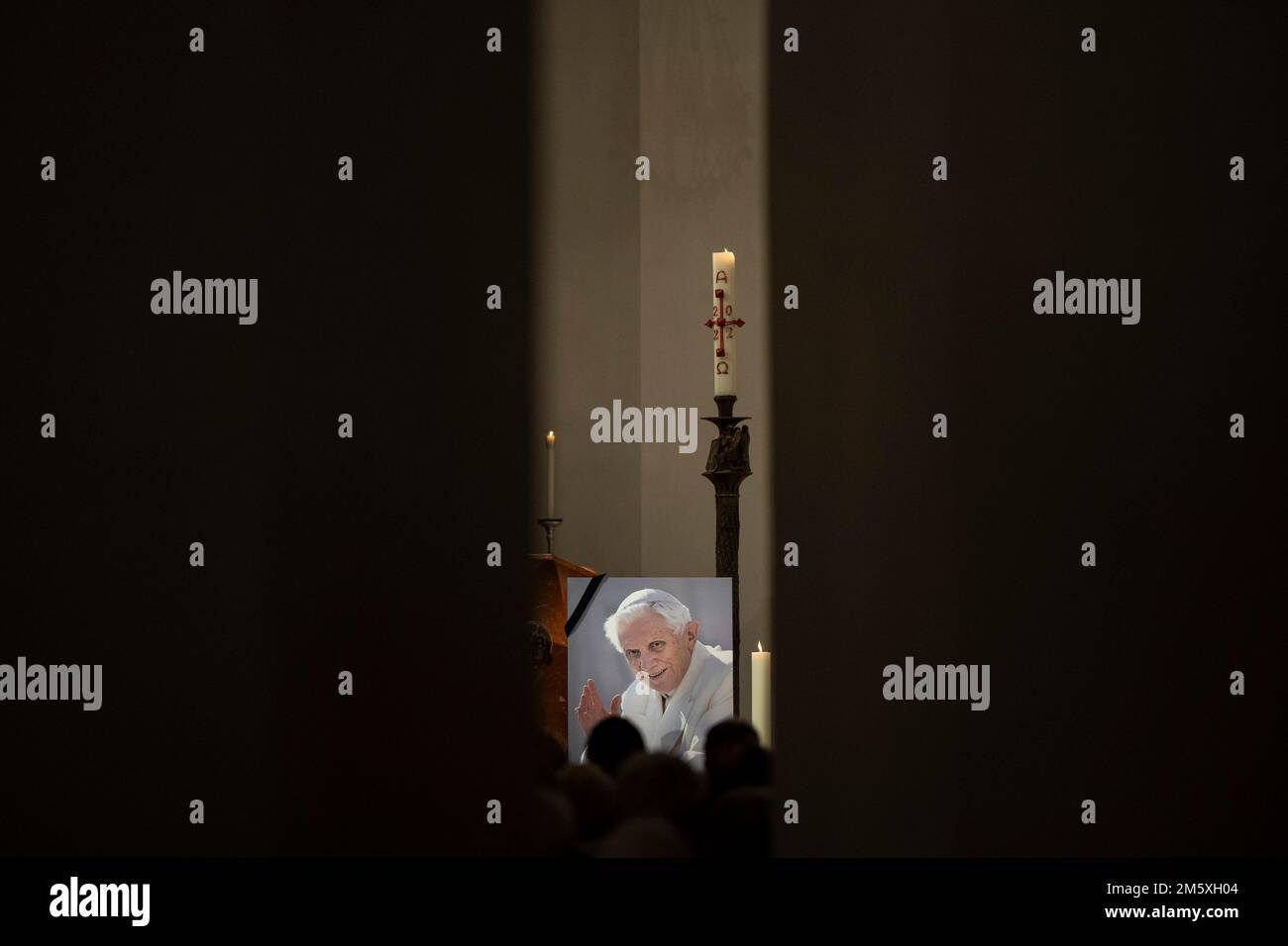 Munich, Allemagne. 31st décembre 2022. Une photo du regretté Pape émérite Benoît XVI est vue pendant la messe de la Saint-Sylvestre au Liebfrauendom à Munich. Le pape émérite Benoît XVI est décédé le 31 décembre 2022 au Vatican à l'âge de 95 ans. Crédit : Lennart Preiss/dpa/Alay Live News Banque D'Images