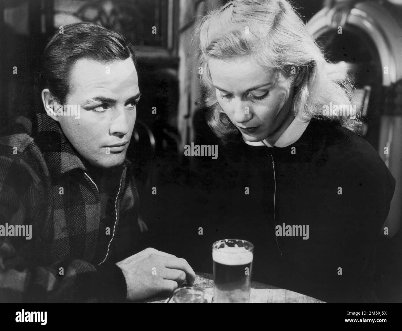 Marlon Brando, Eva Marie Saint, sur le tournage du film, « sur le front de mer », Columbia Pictures, 1954 Banque D'Images
