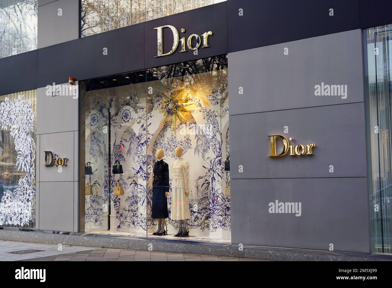 Boutique de créateurs Dior à Königsallee à Düsseldorf/Allemagne. Königsallee est le boulevard commerçant de luxe de Düsseldorf. Banque D'Images