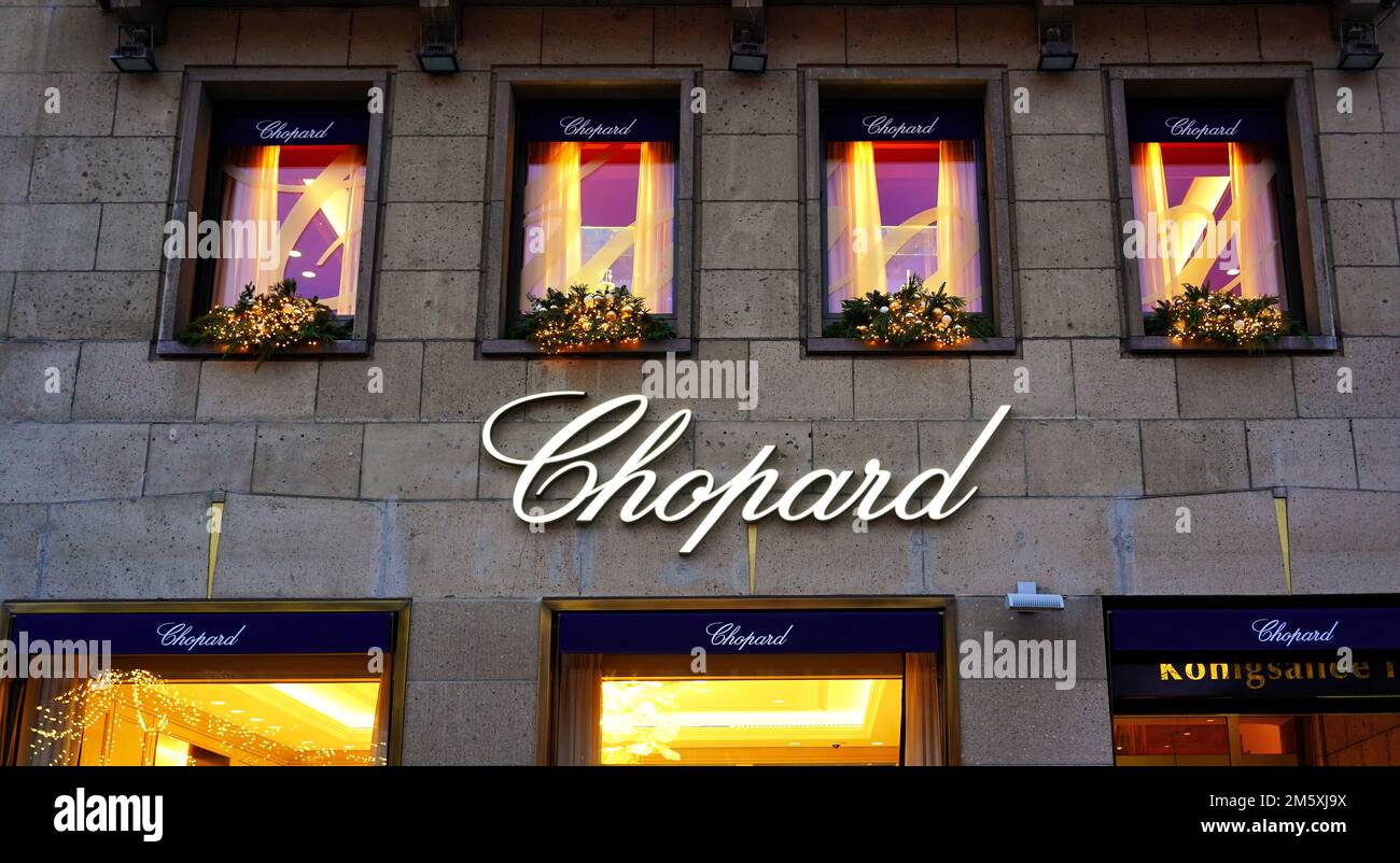 Magasin Chopard à Düsseldorf/Allemagne pendant Noël. Chopard est un fabricant suisse familial de montres de luxe, bijoux et accessoires. Banque D'Images