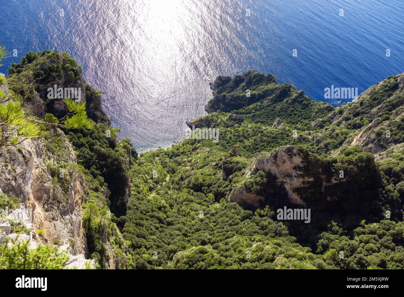 Côte des Rocheuses en mer à la ville touristique de l'île de Capri dans la baie de Naples, en Italie Banque D'Images