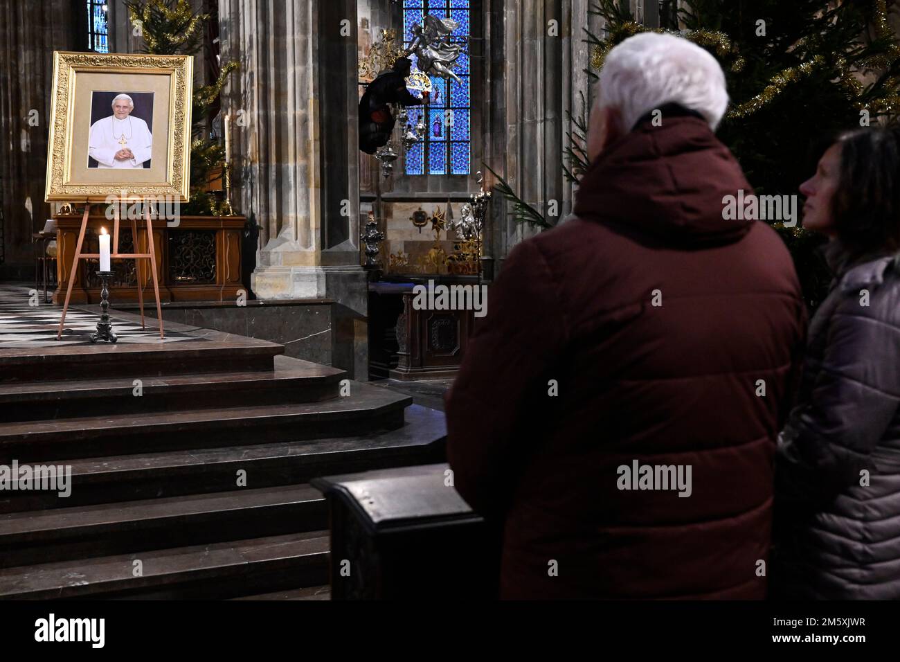 Prague, République tchèque. 31st décembre 2022. Une messe pour le pape émérite Benoît XVI à Prague, République tchèque, 31 décembre 2022. Le pape émérite Benoît XVI, le théologien allemand est mort, a annoncé le Vatican. Il avait 95 ans. Crédit : Ondrej Deml/CTK photo/Alay Live News Banque D'Images