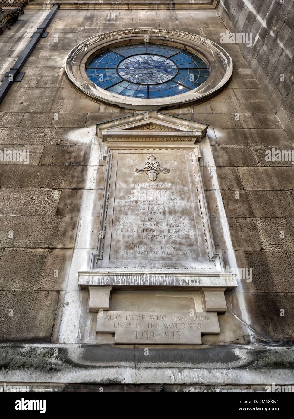 LONDRES, Royaume-Uni - le 25 AOÛT 2017 : Monument commémoratif de guerre de la première Brigade de Londres Artillerie royale de campagne au Saint-Laurent Jewry, à Gresham Street, ville de Londres Banque D'Images