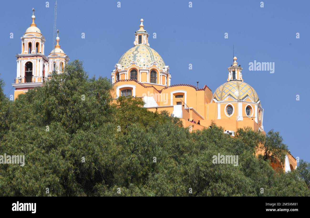 Cholula, Puebla, États-Unis. 10th décembre 2022. L'Eglise Iglesia de Nuestra Señora de los Remedios (église notre-Dame des Remedies) a été construite au sommet de la Grande Pyramide de Cholula (Mexique), également connue sous le nom de Tlachihualtepetl. Il est montré samedi 10 décembre 2022. (Image de crédit : © Mark Hertzberg/ZUMA Press Wire) Banque D'Images
