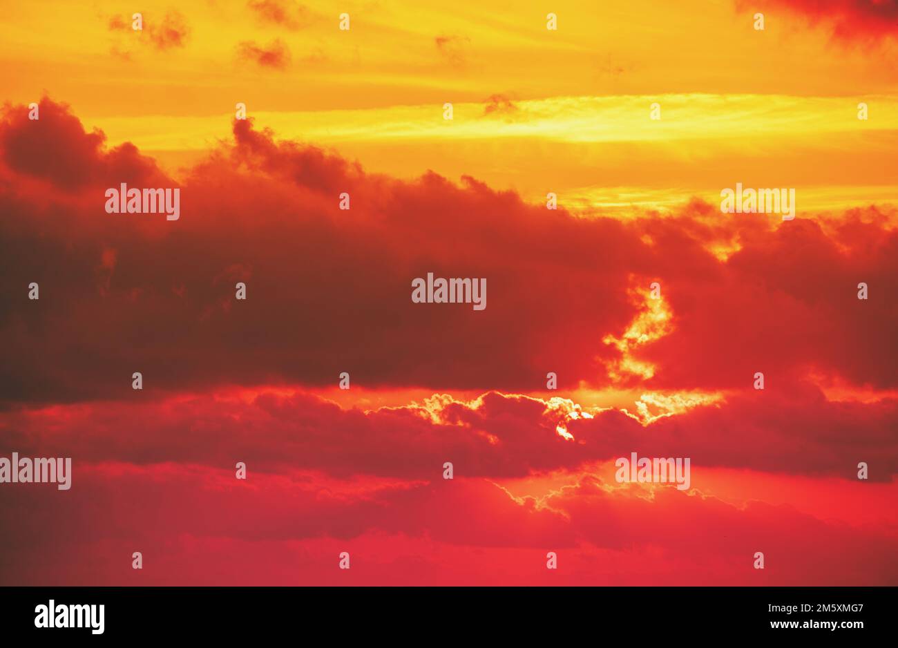 Ciel nuageux spectaculaire au coucher du soleil. Couleur de dégradé orange rouge. Texture du ciel, arrière-plan abstrait de la nature Banque D'Images