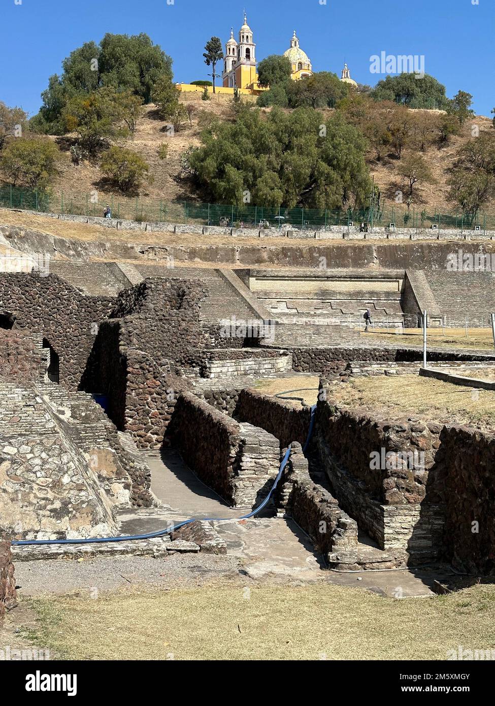 Cholula, Puebla, États-Unis. 10th décembre 2022. L'Eglise Iglesia de Nuestra Señora de los Remedios (église notre-Dame des Remedies) a été construite au sommet de la Grande Pyramide de Cholula (Mexique), également connue sous le nom de Tlachihualtepetl. Il est montré samedi 10 décembre 2022. (Image de crédit : © Mark Hertzberg/ZUMA Press Wire) Banque D'Images