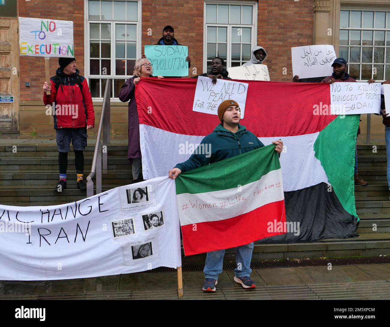 Les manifestants iraniens devant la mairie de Derby le 2022 décembre protestent contre le meurtre présumé de Mahsa Amini par la police iranienne Banque D'Images