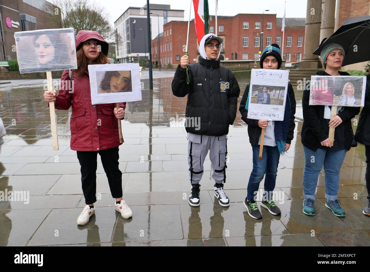 Les manifestants iraniens devant la mairie de Derby le 2022 décembre protestent contre le meurtre présumé de Mahsa Amini par la police iranienne Banque D'Images