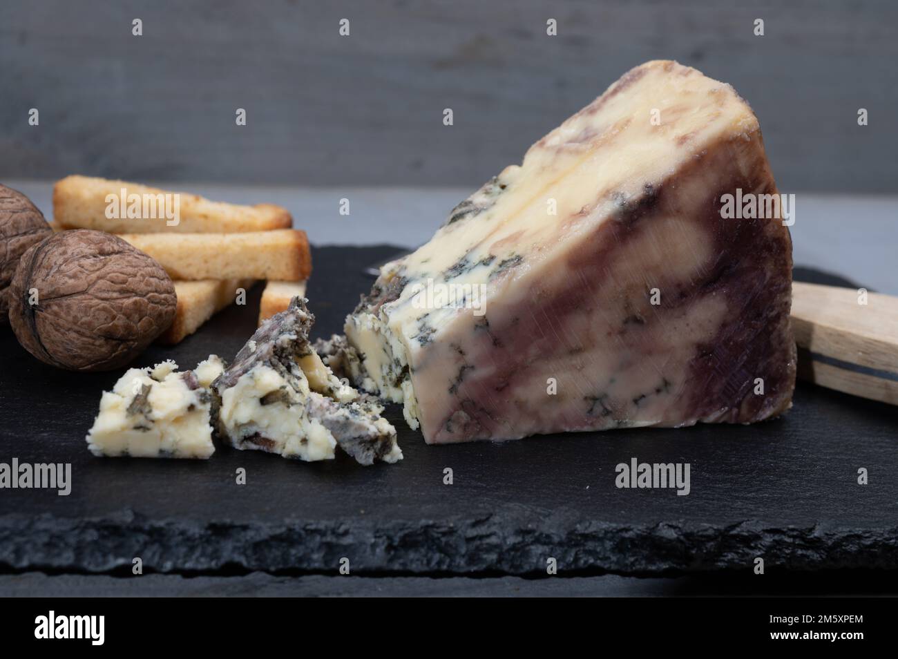 Collection de fromages, fromage anglais à stilton bleu mûri dans du vin de  porto rouge servi comme dessert avec des noix et des bâtonnets de pain gros  plan Photo Stock - Alamy