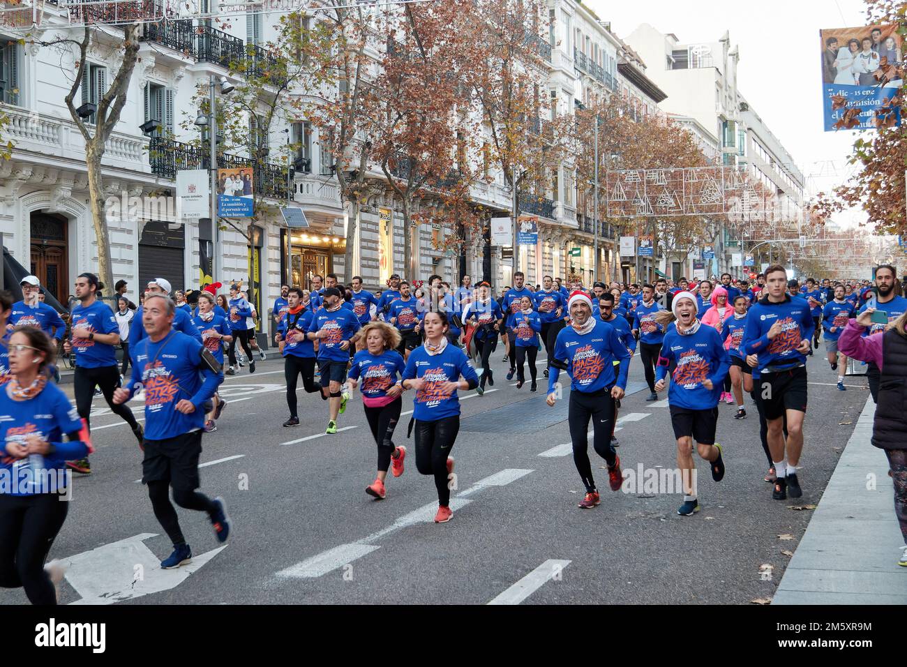 Coureurs de la San Silvestre Vallecana 2023 avec une atmosphère festive et sportive Banque D'Images