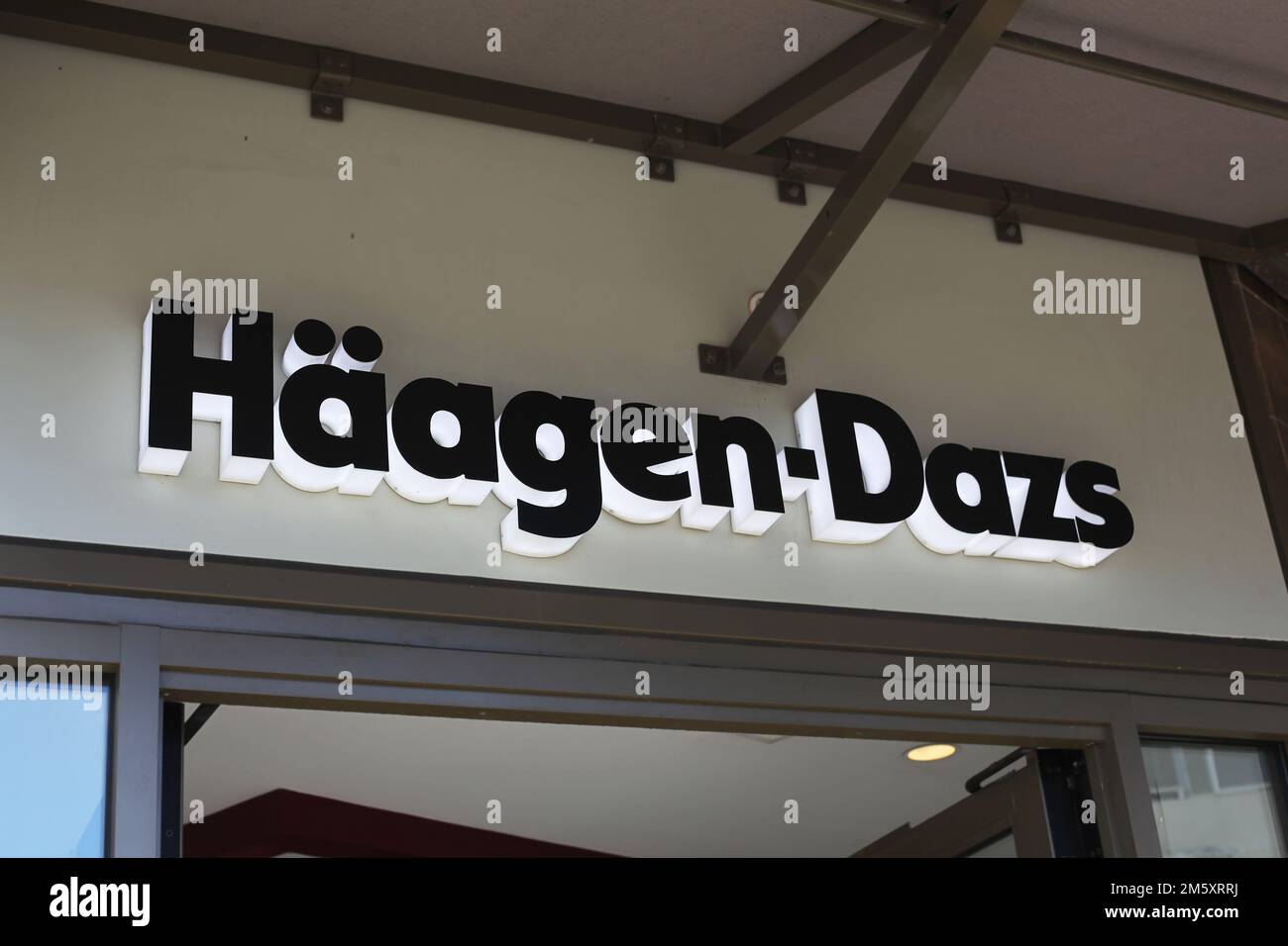 Honolulu, HI - 30 décembre 2022: Glace magasin Haagen Dazs signe à Waikiki Beach Honolulu Banque D'Images