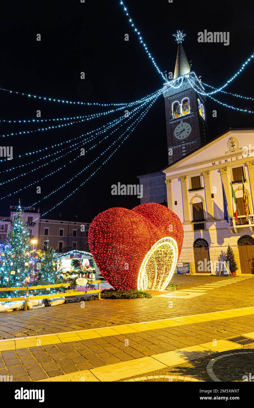 Feux du nouvel an à la ville de Bussolengo, dans le nord de l'italie Banque D'Images Feux du nouvel an à la ville de Bussolengo, dans le nord de l'italie Banque D'Images