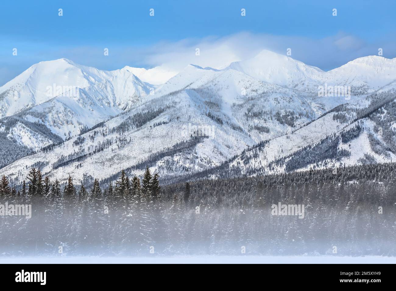 bâtiment de brouillard de sol en soirée, détendez-vous sous les sommets de la chaîne de cygnes en hiver près de condon, montana Banque D'Images