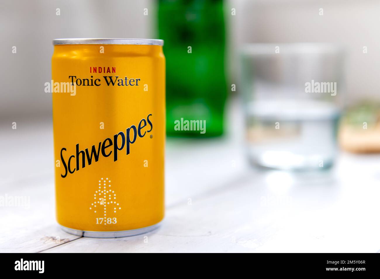 Londres. ROYAUMEUNI 12.31.2022. Une boîte de Schweppes Indian Tonic