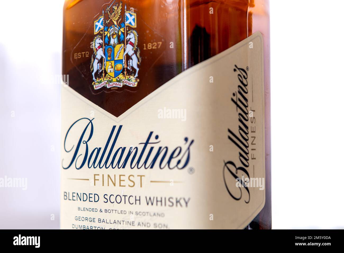 Londres. ROYAUME-UNI- 12.31.2022. Gros plan d'une bouteille de Ballantine's Scotch Whisky isolée sur fond blanc. Banque D'Images