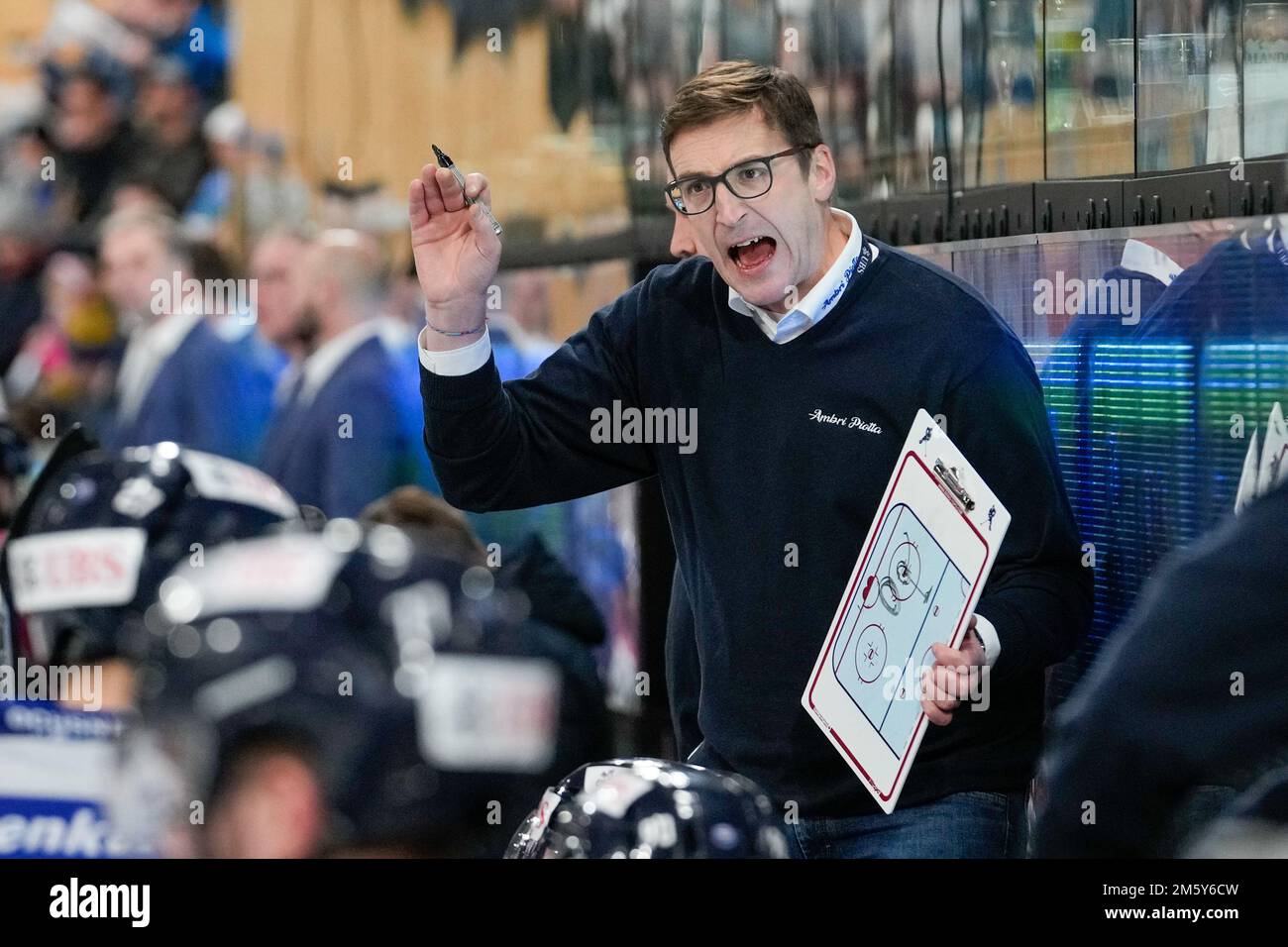 DAVOS, SUISSE - DÉCEMBRE 31 : l'entraîneur en chef Luca Cereda d'Ambri fait des tactiques avant le temps pendant le match entre HC Sparta Praha et HC Ambri-Piotta à Eisstadion Davos sur 31 décembre 2022 à Davos, en Suisse. (Photo par Jari Pestelacci/Just Pictures/Sipa USA) Banque D'Images