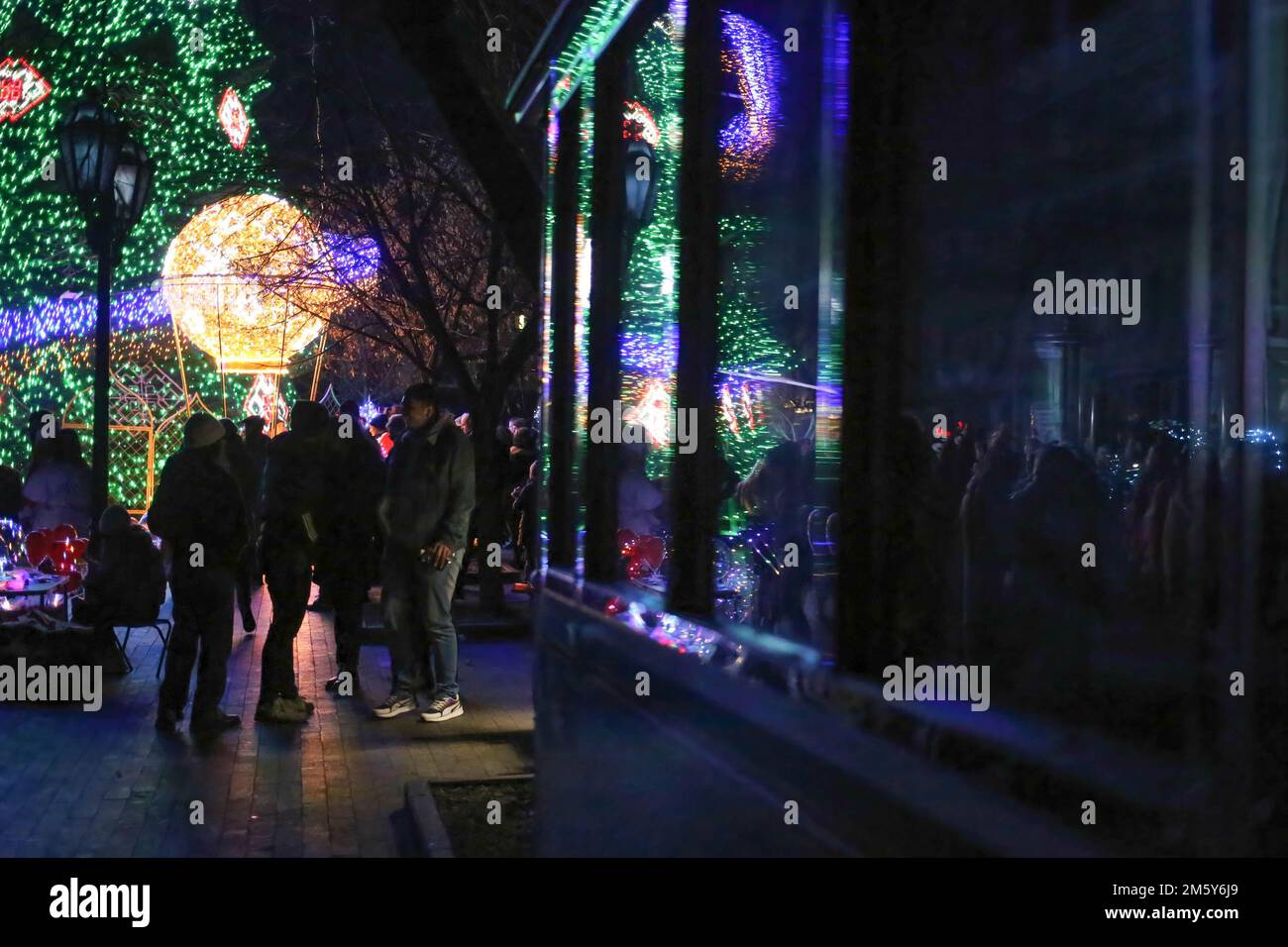 Les gens ont vu marcher près de l'arbre de Noël dans la rue Deribasovskaya. À Odessa, un arbre du nouvel an a été installé sur la rue Deribasivska. Le bureau du maire a décidé de placer le symbole principal du nouvel an malgré la guerre et les pannes, en l'appelant "arbre de Noël de l'indomitabilité". Banque D'Images