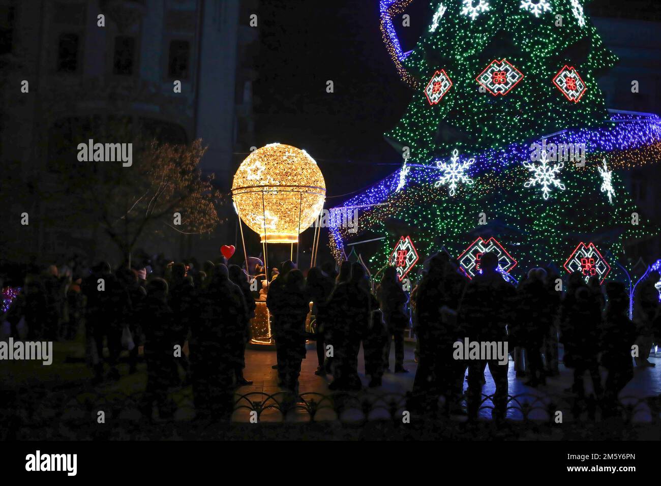 Odessa, Ukraine. 31st décembre 2022. Les gens ont vu marcher près de l'arbre de Noël dans la rue Deribasovskaya. À Odessa, un arbre du nouvel an a été installé sur la rue Deribasivska. Le bureau du maire a décidé de placer le symbole principal du nouvel an malgré la guerre et les pannes, en l'appelant "arbre de Noël de l'indomitabilité". (Photo de Viacheslav Onyshchenko/SOPA IM/Sipa USA) crédit: SIPA USA/Alay Live News Banque D'Images