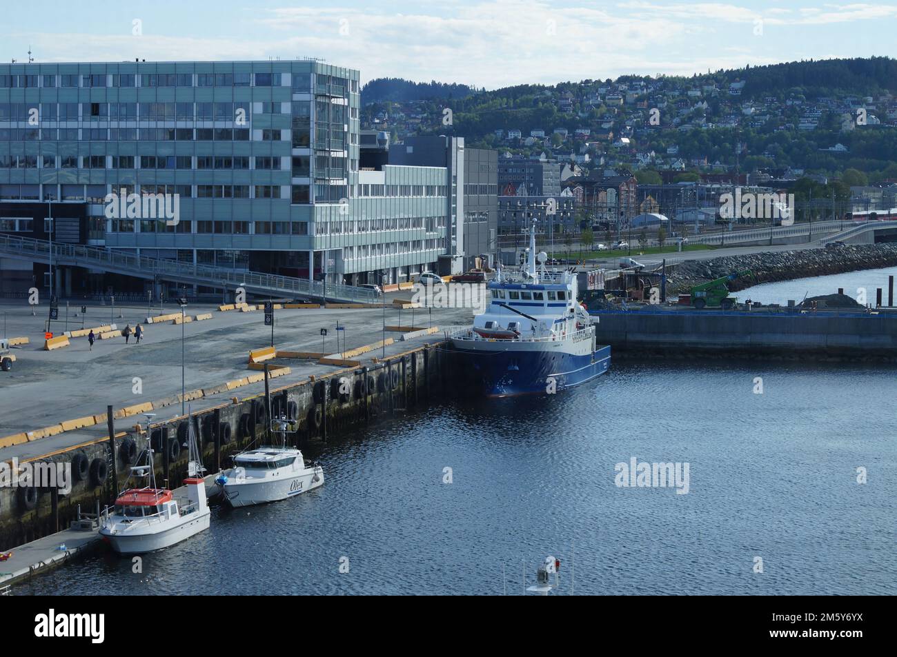 Un drone a tiré un gros navire sur la surface de l'eau à Oslo, en Norvège Banque D'Images