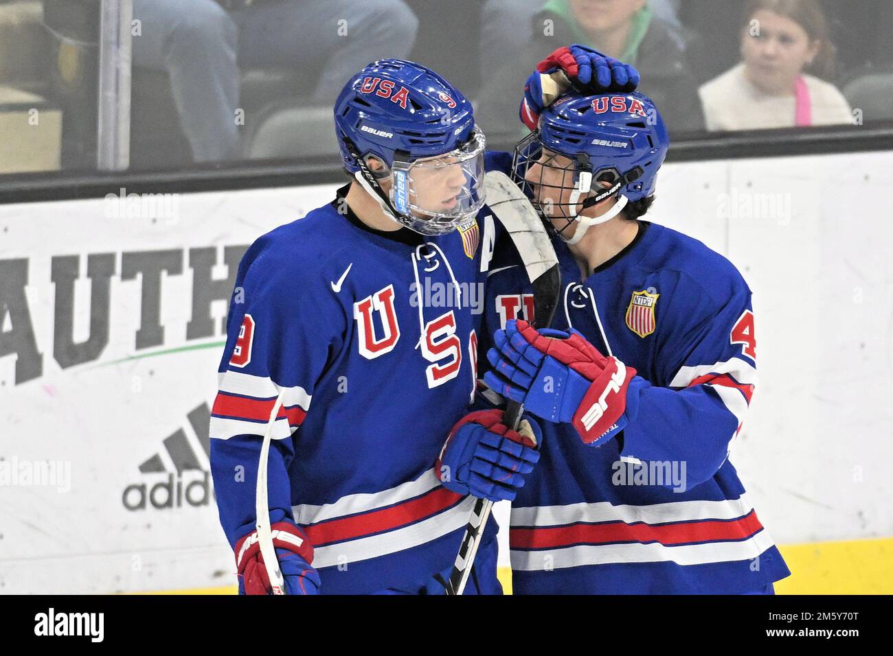 ryan-leonard-9-felicite-le-defenseur-de-l-equipe-americaine-nationale-u-18-gabe-perreault-18-4-apres-avoir-marque-un-but-lors-d-un-match-de-hockey-d-exposition-masculin-de-la-ncaa-entre-les-etats-unis-equipe-nationale-des-moins-de-18-ans-et-les-faucons-de-combat-de-l-universite-du-dakota-du-nord-a-l-arena-ralph-engelstad-grand-forks-dakota-du-nord-le-samedi-31-decembre-2022-par-russell-hons-csm-2m5y70t.jpg