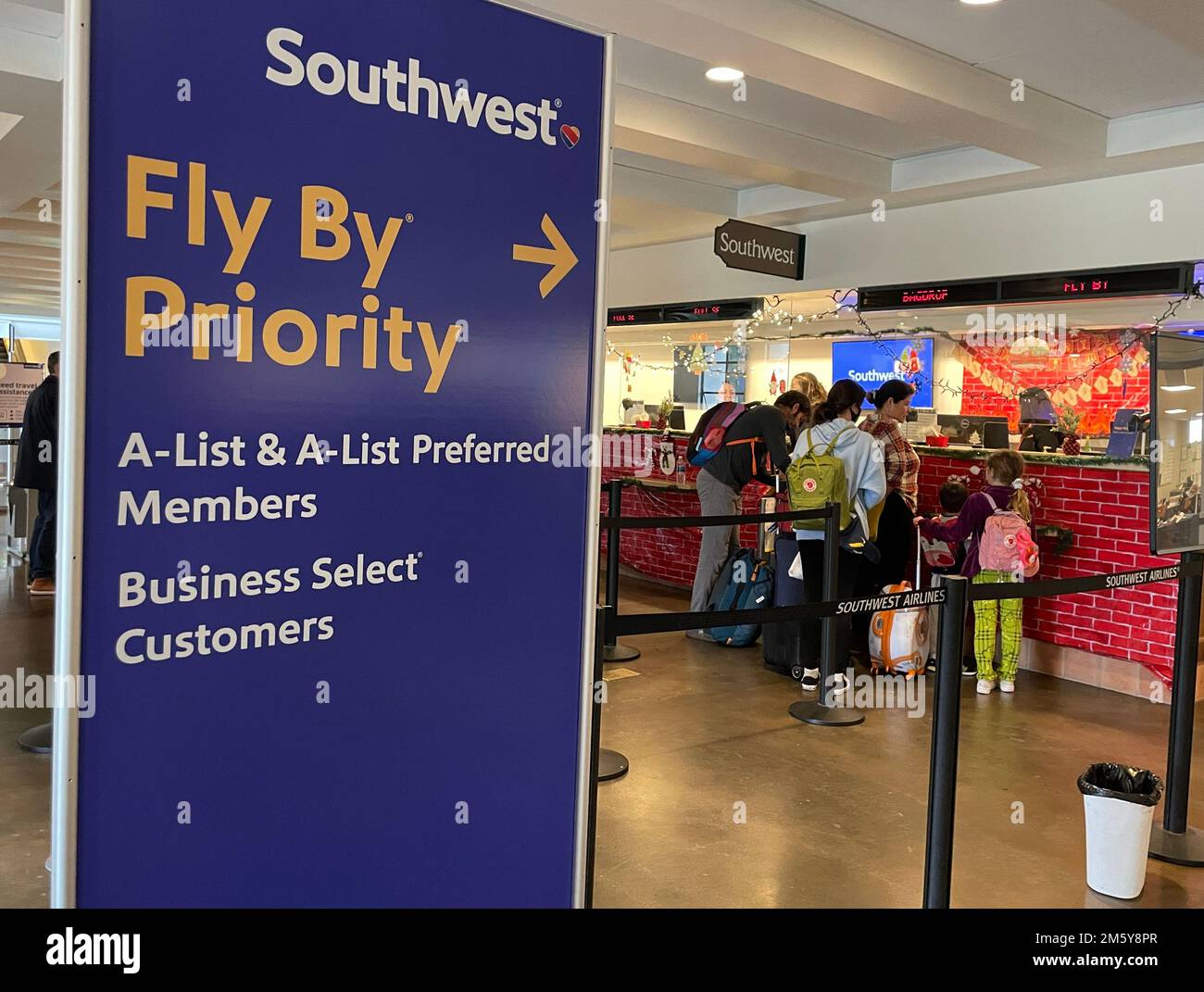 GOLETA, Californie, États-Unis 31st décembre 2022. Le comptoir d'enregistrement Southwest Airplane à l'aéroport de Santa Barbara est très fréquenté sur 31 décembre 2022. Un panneau indique « Fly By Priority ». Les panneaux jaune et bleu indiquent « pays-Nord-est ». (Credit image: © Amy Katz/ZUMA Press Wire) Credit: ZUMA Press, Inc./Alamy Live News Banque D'Images