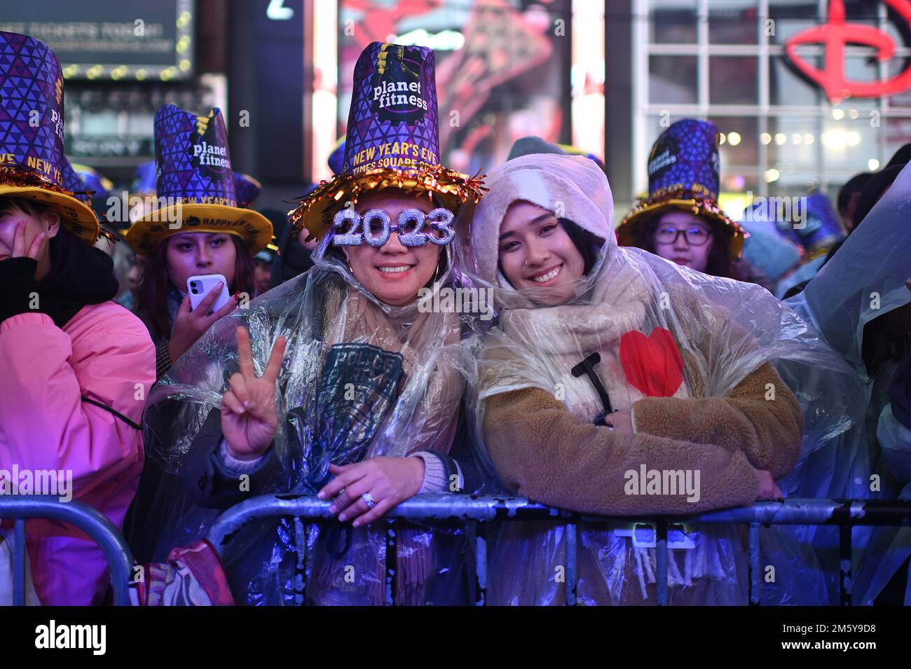 New York, États-Unis. 31st décembre 2022. Malgré le mauvais temps, les  fêtards se tiennent derrière les barricades lorsqu'ils assistent à la fête  du nouvel an 2023 à Times Square, New York, NY,