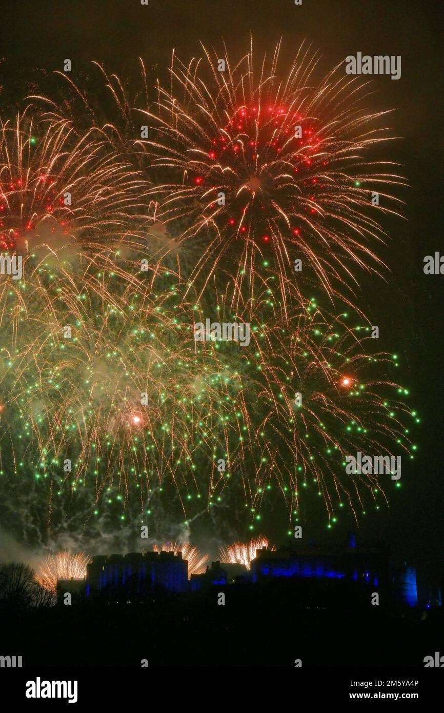 Edinburgh, Écosse, Royaume-Uni, 01 janvier 2023. Le feu d'artifice de Hogmanay d'Édimbourg a été lancé depuis le château d'Édimbourg pour les célébrations du nouvel an. credit sst/alamy nouvelles en direct Banque D'Images