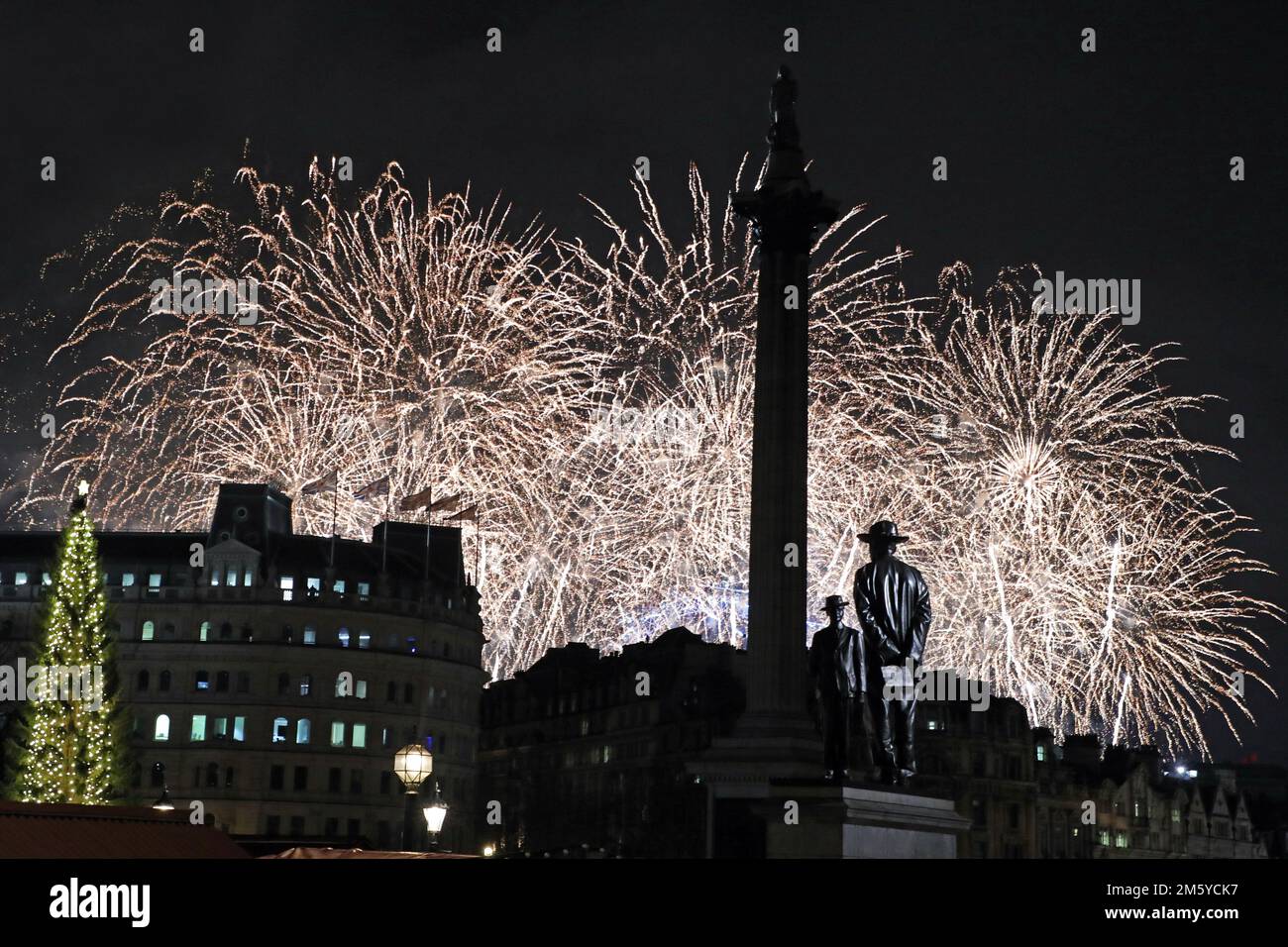Londres, Royaume-Uni. 1st janvier 2023. Feux d'artifice de la nouvelle année à Londres avec la colonne Nelson à Trafalgar Square, Londres pour célébrer le début de 2023 crédit: Paul Brown/Alamy Live News Banque D'Images