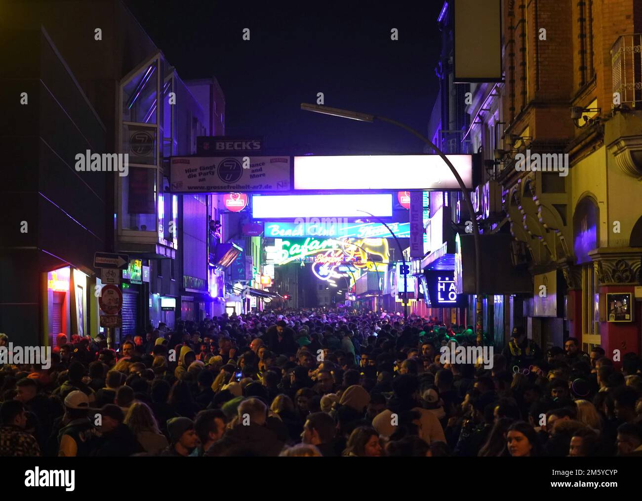 Hambourg, Allemagne. 01st janvier 2023. Les fêtards traversent Beatles-Platz et Große Freiheit le réveillon du nouvel an à St. Quartier Pauli. Credit: Marcus Brandt/dpa/Alay Live News Banque D'Images