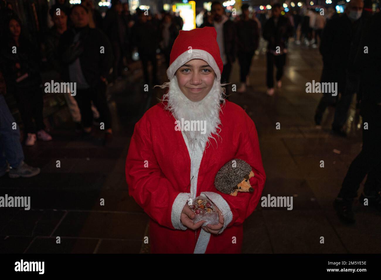 Ankara, Turquie. 01st janvier 2023. Une fille portant une robe de Père Noël est dans K?z?lay carré avec des bonbons dans sa main. Comme le monde le dit bonjour à 2023, les habitants d'Ankara, la capitale de la Turquie, ont accueilli la nouvelle année avec enthousiasme. Les gens se sont rassemblés pour la nouvelle année sur la place K?z?Lay, l'une des places emblématiques d'Ankara. Crédit : SOPA Images Limited/Alamy Live News Banque D'Images
