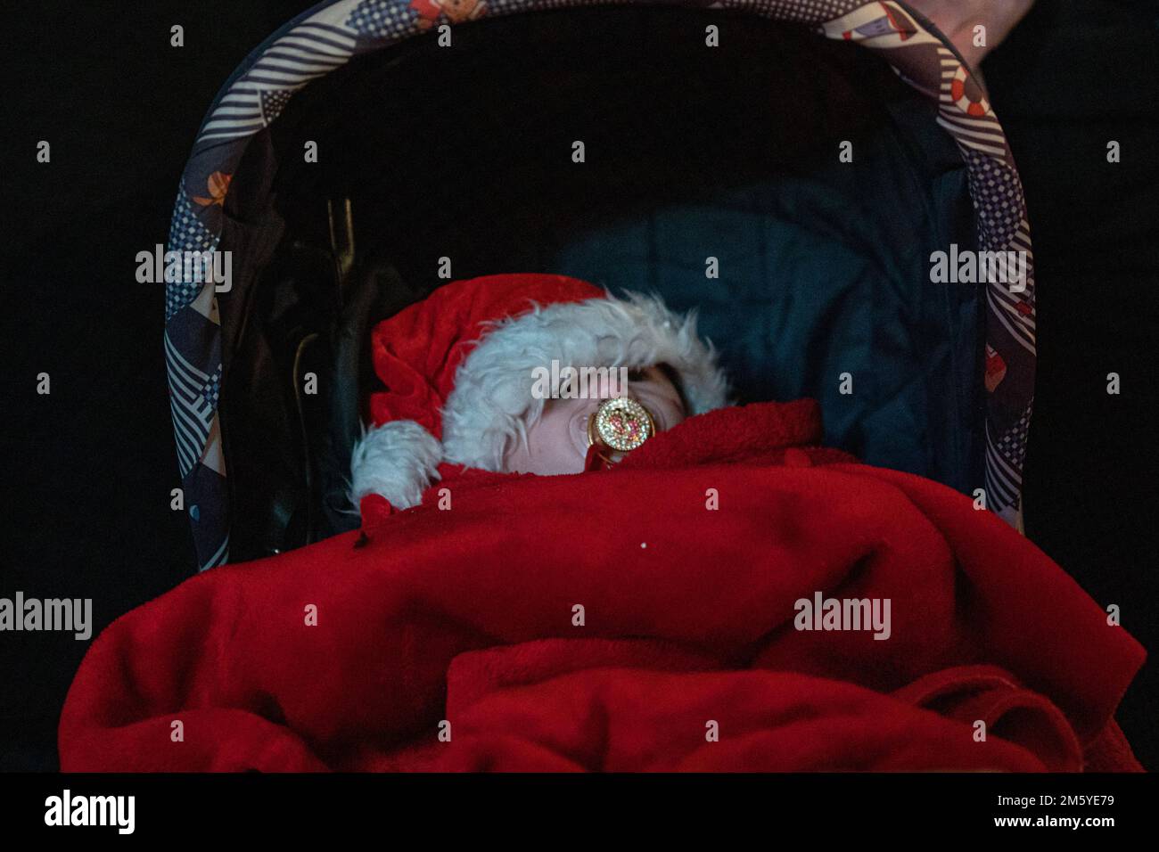 Ankara, Turquie. 01st janvier 2023. Un bébé porte une robe du Père Noël sur K?z?Lay Square pour la célébration du nouvel an. Comme le monde le dit bonjour à 2023, les habitants d'Ankara, la capitale de la Turquie, ont accueilli la nouvelle année avec enthousiasme. Les gens se sont rassemblés pour la nouvelle année sur la place K?z?Lay, l'une des places emblématiques d'Ankara. Crédit : SOPA Images Limited/Alamy Live News Banque D'Images