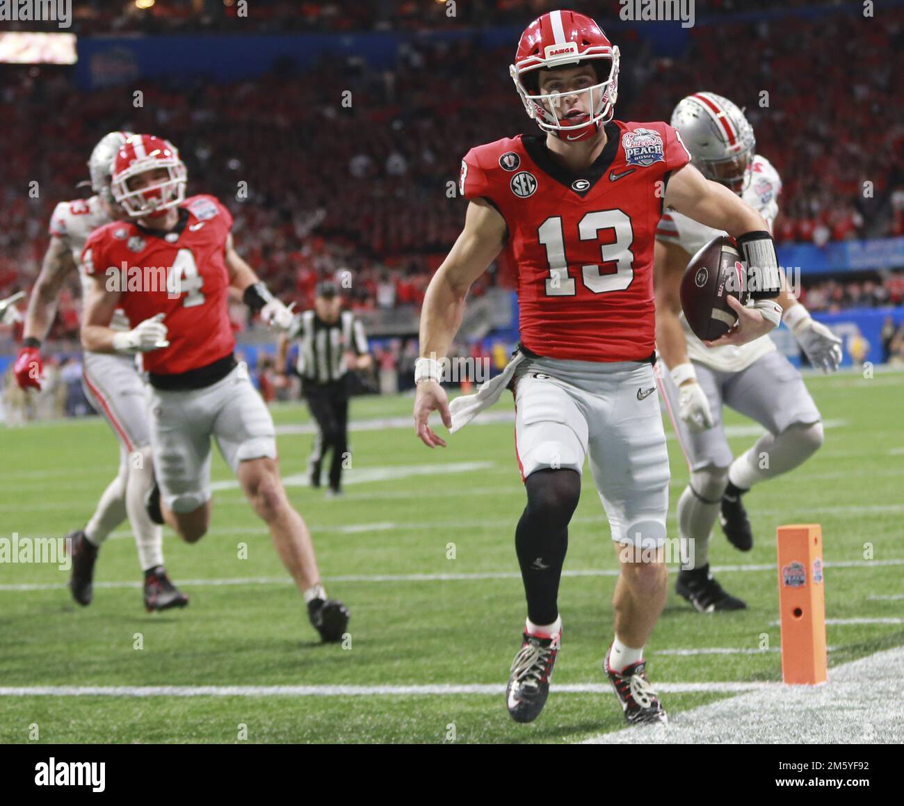 Atlanta, États-Unis. 31st décembre 2022. Le quarterback de Géorgie Stetson Bennett II (13) pousse sur la ligne de but en marquant une course de deux yards contre l'État de l'Ohio au cours du deuxième trimestre au Chick-fil-A Peach Bowl de la CFP au stade Mercedes-Benz à Atlanta, en Géorgie, samedi 31 décembre 2022. Photo par Aaron Josefczyk/UPI crédit: UPI/Alay Live News Banque D'Images