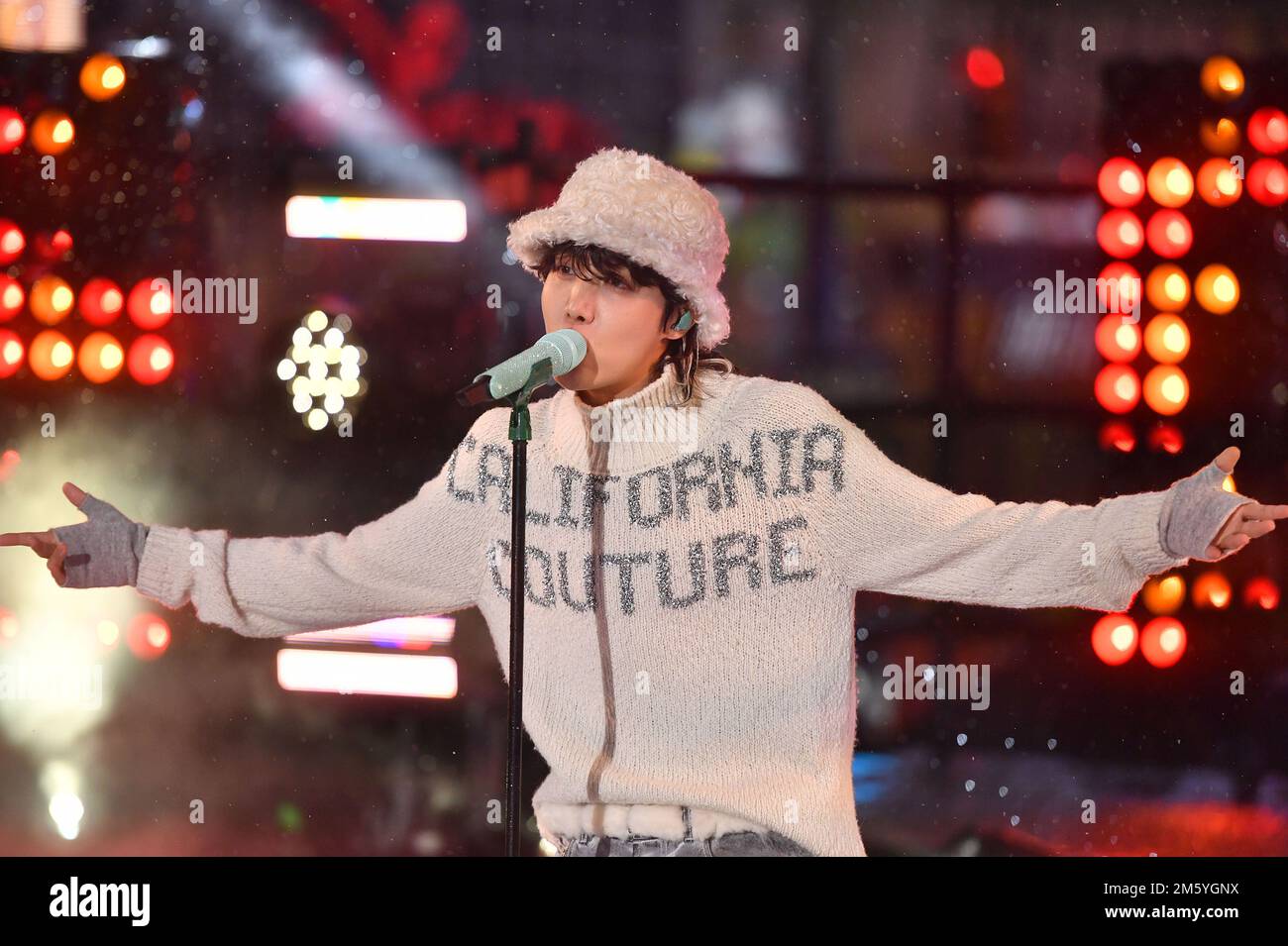 New York, États-Unis. 31st décembre 2022. J-Hope, rappeur de K-pop et membre du BTS, se produit à la célébration du nouvel an 2023 Times Square, New York, NY, 31 décembre 2022. (Photo par Anthony Behar/Sipa USA) crédit: SIPA USA/Alay Live News Banque D'Images