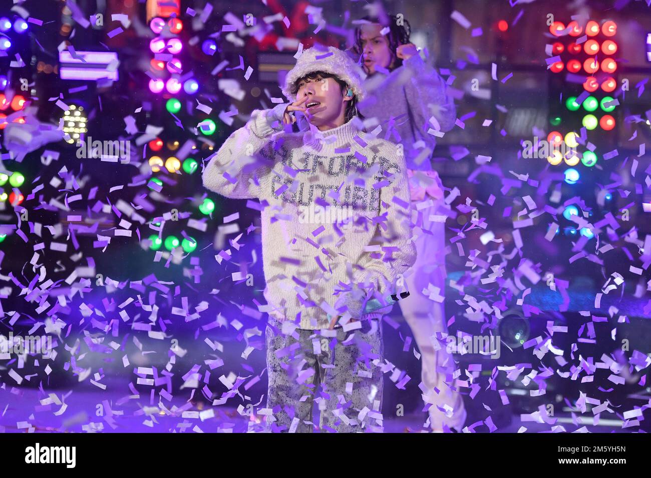 New York, États-Unis. 31st décembre 2022. J-Hope, rappeur de K-pop et membre du BTS, se produit à la célébration du nouvel an 2023 Times Square, New York, NY, 31 décembre 2022. (Photo par Anthony Behar/Sipa USA) crédit: SIPA USA/Alay Live News Banque D'Images