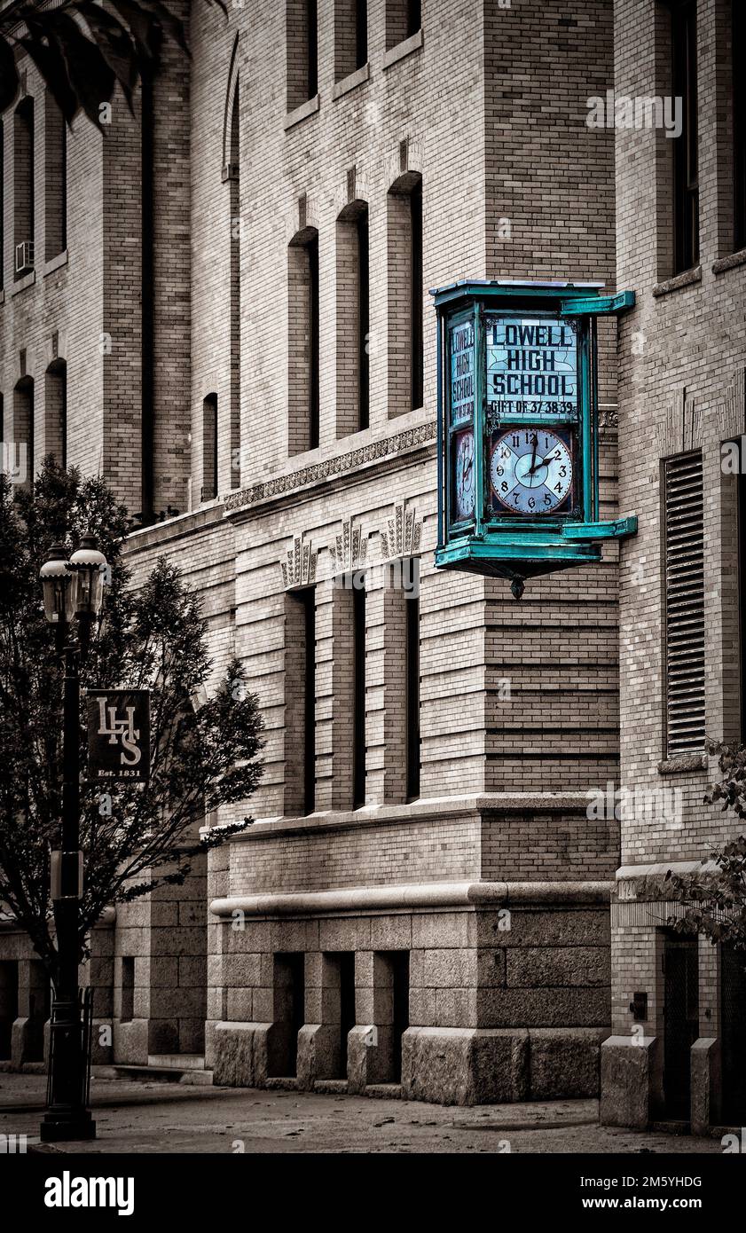 L'horloge de l'école secondaire Lowell, Lowell, Massachusetts, est souvent utilisée comme symbole de l'école. Il a été installé en 1937. Banque D'Images