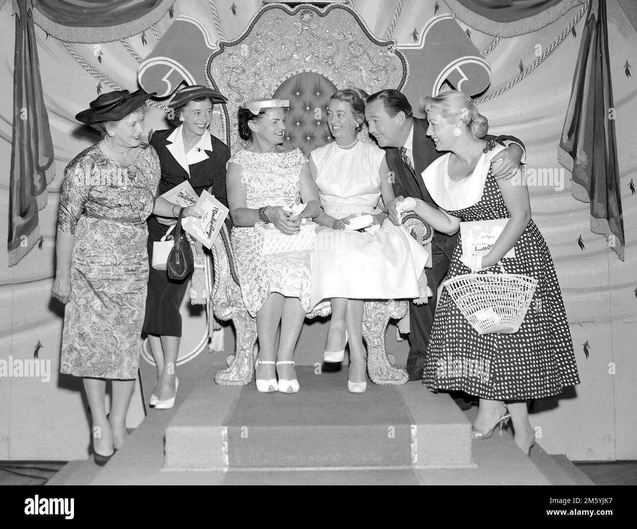 L'hôte Jack Bailey pose avec les concurrents dans une photo promotionnelle pour le jeu de télévision Queen for A Day, ca. 1958. Banque D'Images