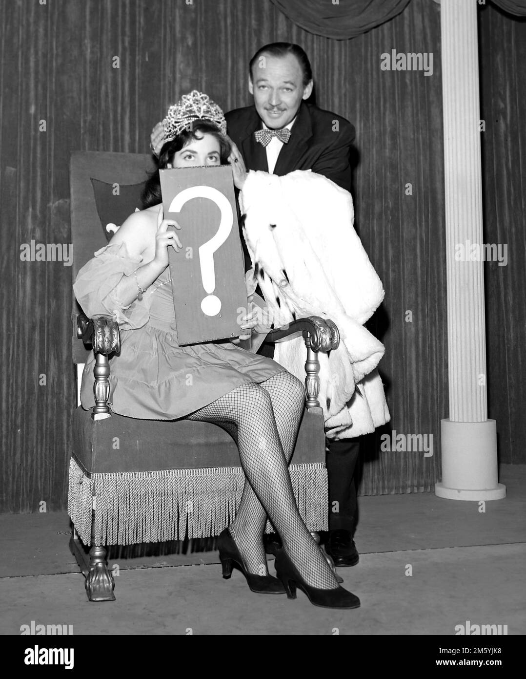 L'hôte Jack Bailey est présenté avec un gagnant dans une photo promotionnelle pour le jeu de télévision Queen for A Day, ca. 1958. Banque D'Images