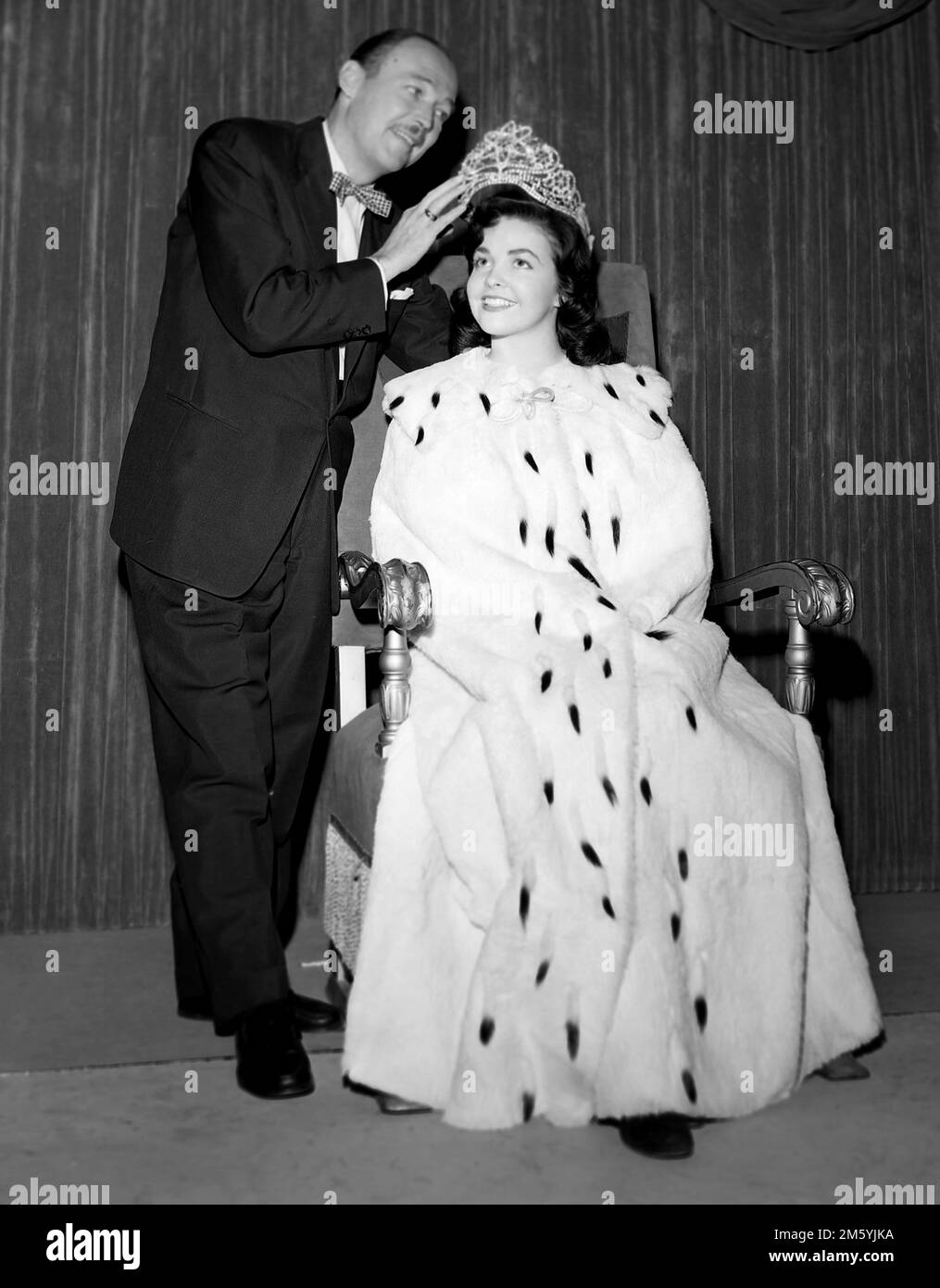 L'hôte Jack Bailey est présenté avec un gagnant dans une photo promotionnelle pour le jeu de télévision Queen for A Day, ca. 1958. Banque D'Images