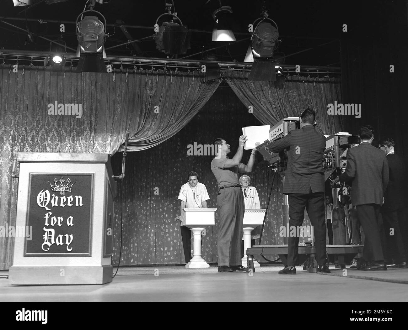 Photo promotionnelle pour le jeu de télévision Queen for A Day, ca. 1958. Banque D'Images