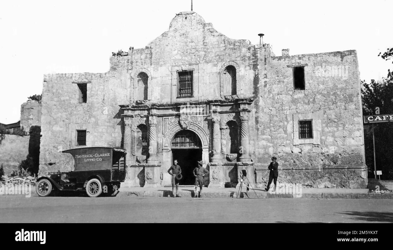 Guerre mondiale 1 les soldats américains c. 1917 posent devant l'Alamo en congé du camp d'entraînement au Texas. Le camion des photographes est garé devant. Banque D'Images
