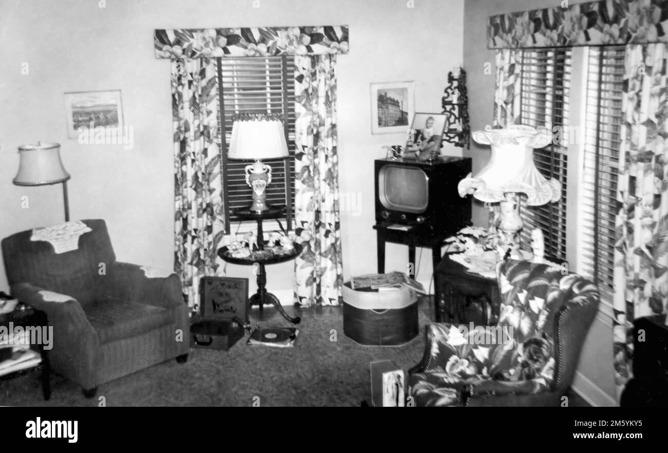 Salon américain typique du milieu du siècle avec télévision ancienne, env. 1950. Banque D'Images