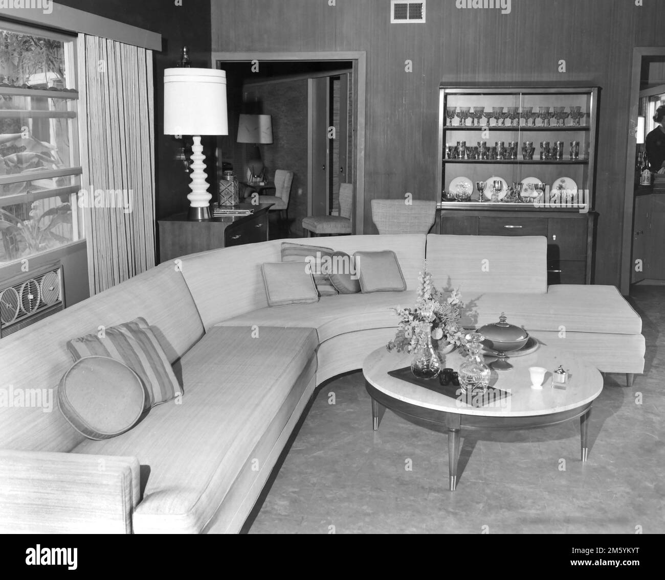 Salon MCM à la mode dans une maison de ranch de Californie, env. 1963. Banque D'Images