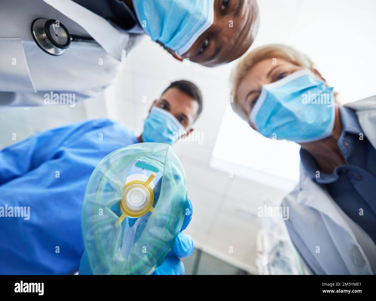 Groupe, médecin et chirurgie avec anesthésie, sous-section et théâtre d'hôpital pour le bien-être, la santé et l'innovation. Médecins, travail d'équipe ou infirmière avec des médecins Banque D'Images