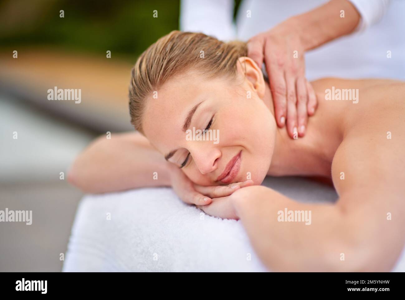 Destining au spa de jour. une jeune femme enjyoing un massage au spa de jour. Banque D'Images