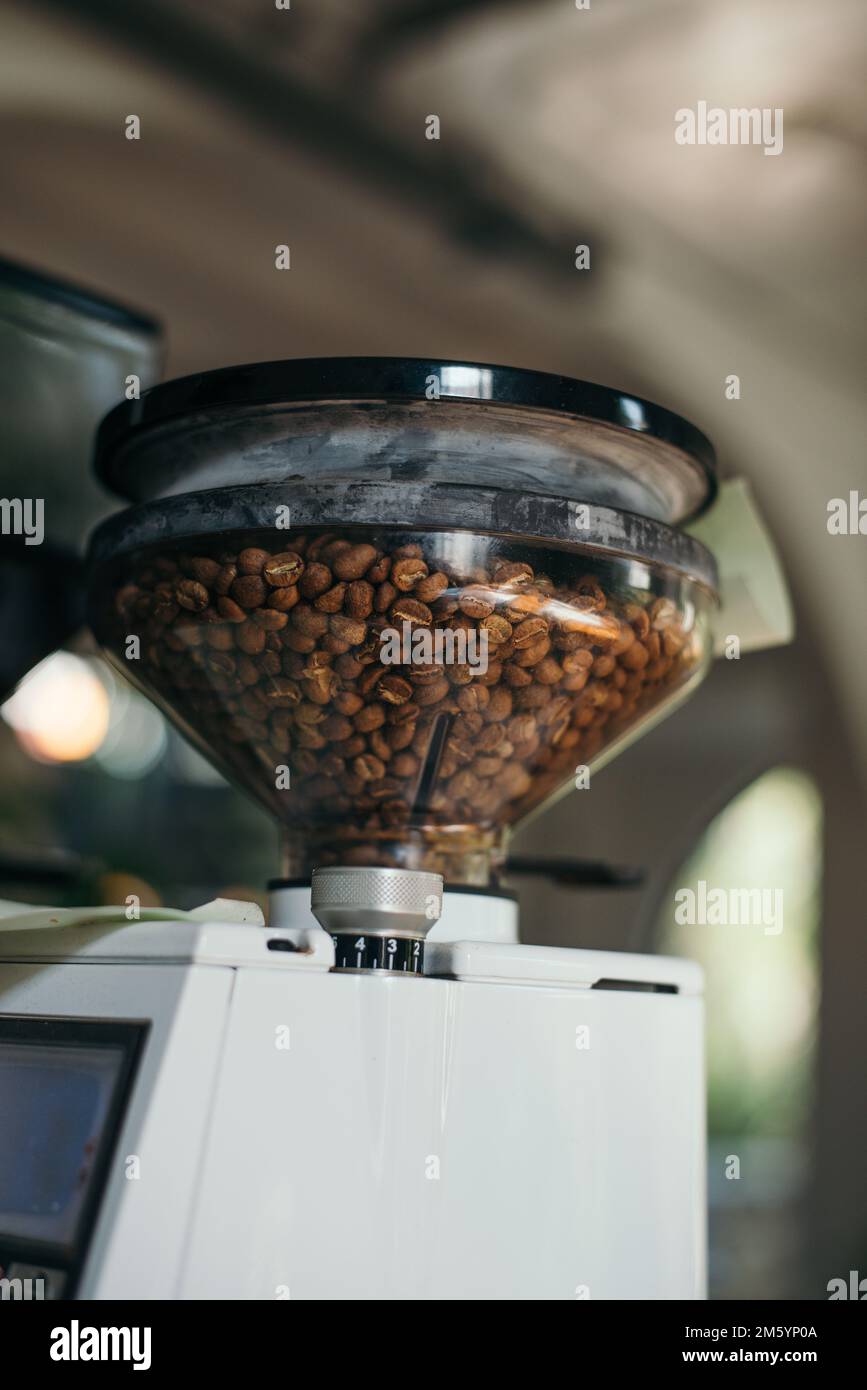 Gros plan des grains de café dans le moulin à café Banque D'Images