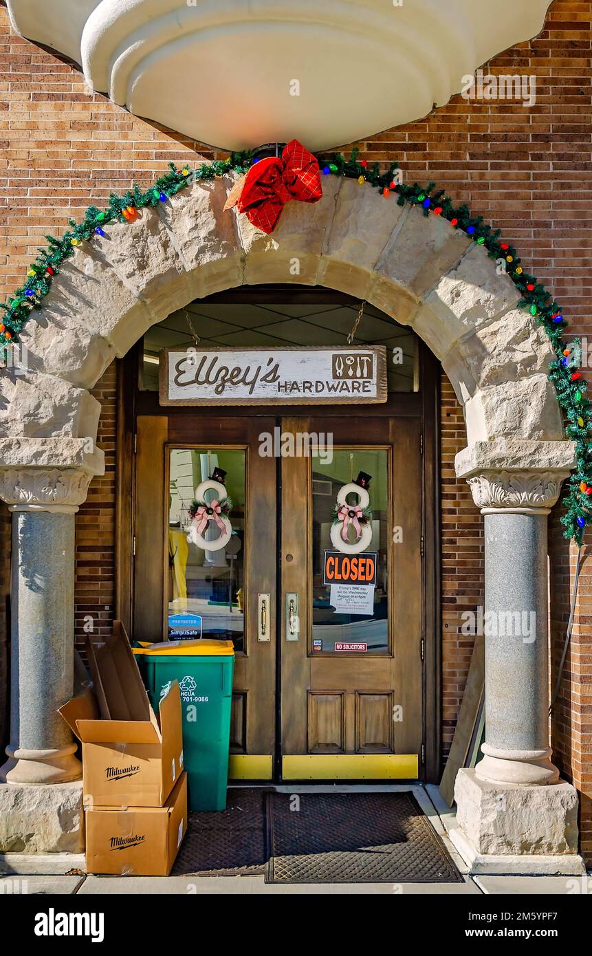 Ellzey’s Hardware, situé dans le bâtiment Old People’s Bank, est décoré pour Noël, le 28 décembre 2022, à Biloxi, Mississippi. Banque D'Images